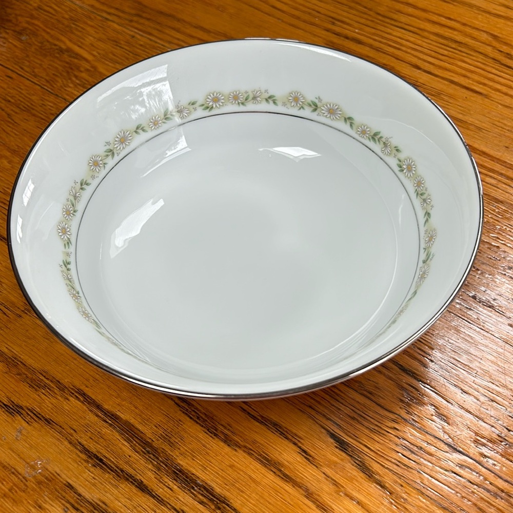 Noritake 6908 Trilby Daisy pattern serving bowl with silver trim.